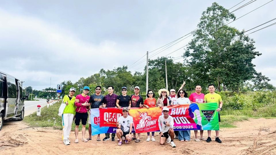 Trong quá trình hoàn thành thử thách, anh Nguyễn Thành Tín (ngồi bên phải) được đông đảo bạn bè động viên tinh thần. Ảnh: NVCC runner-10.jpg