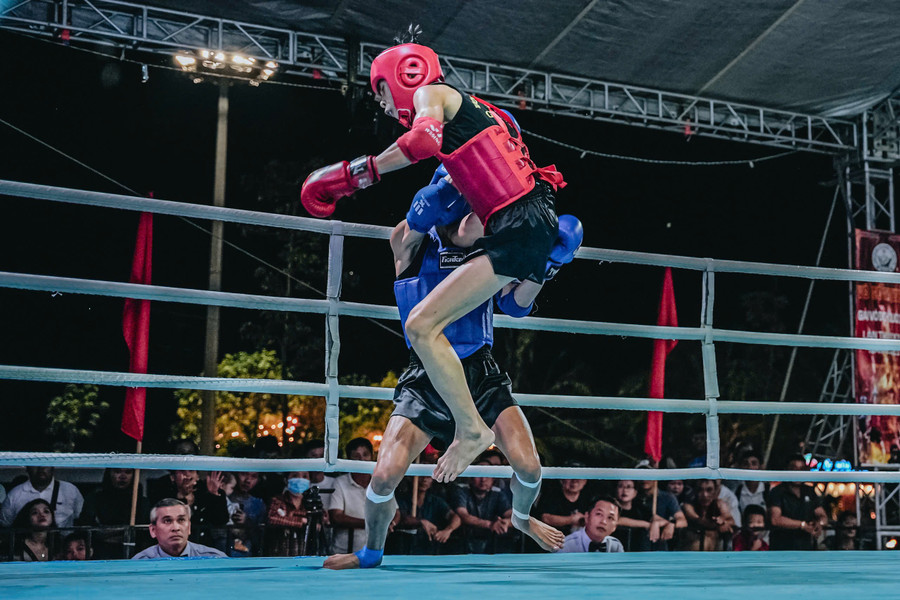 Đòn gối bay uy lực của Trương Văn Phú (giáp đỏ, Gia Lai 1) hạ knock-out Đoàn Tuấn Kiệt (giáp xanh, TP. Hồ Chí Minh 2). Ảnh: H.V 6.jpg