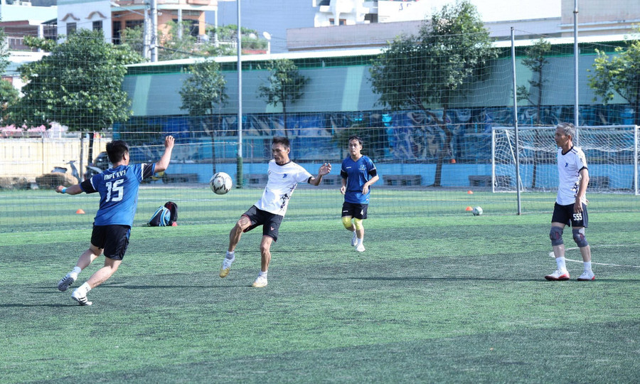 Các VĐV tranh tài ở môn bóng đá nam 7 người. Ảnh: H.V 23.jpg