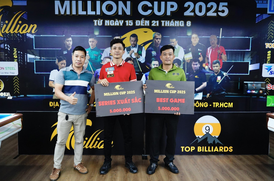 Cơ thủ Nguyễn Nhất Hòa (ngoài cùng bên phải) giành danh hiệu Best Game tại Giải billiards carom 3 băng - cúp Million năm 2025. Ảnh: BTC nguyen-nhat-hoa.jpg