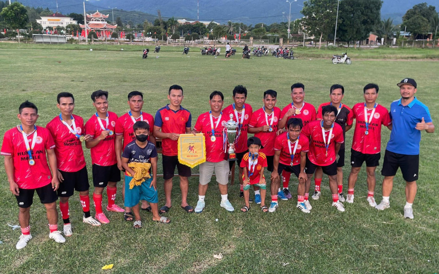 Đội FC Bana Kriem vô địch Giải bóng đá tứ hùng O30 xã Vĩnh Thạnh mở rộng 2025. Ảnh: ĐVCC vinh-thanh-1.jpg