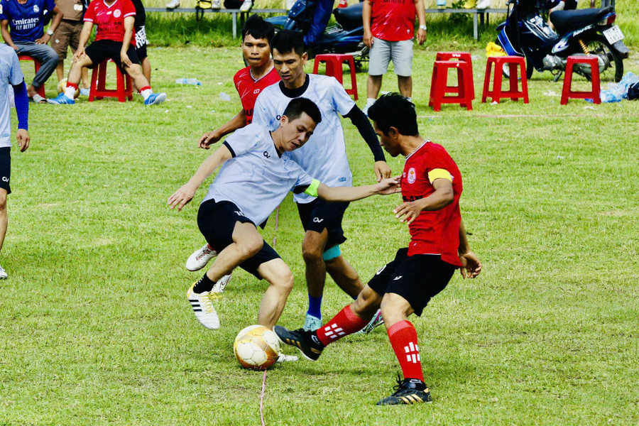 Một pha bóng giữa 2 đội FC Bana Kriem (áo đỏ) và FC 360. Ảnh: ĐVCC vinh-thanh.jpg