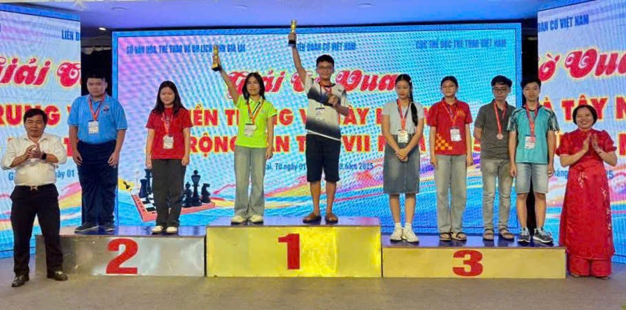 Ban tổ chức trao giải cho các VĐV giành thành tích cao. Ảnh: H.V 0.jpg