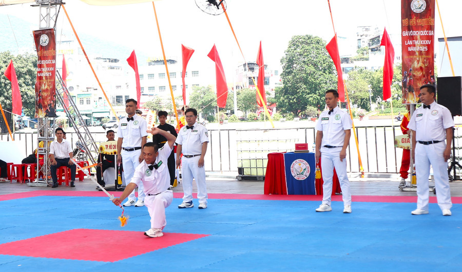 Đội ngũ trọng tài trực tiếp trình diễn bài thi được phân công chấm điểm để đảm bảo tính công tâm về chuyên môn. Ảnh: H.V img-0793.jpg
