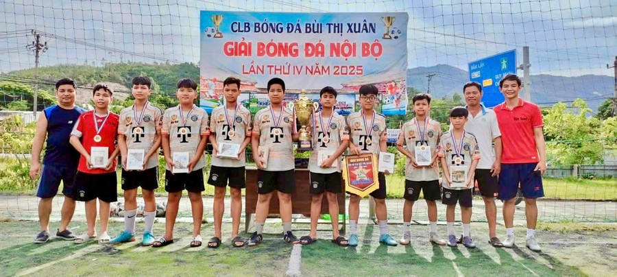 Dịp này, Ban tổ chức còn tặng vở cho các cầu thủ nhí có thành tích học tập và rèn luyện tốt, nhằm khích lệ tinh thần và động viên các em phấn đấu trong học tập. Ảnh: ĐVCC clb.jpg