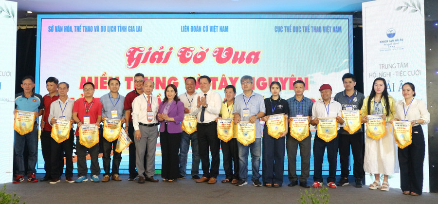 Ban tổ chức trao cờ lưu niệm cho các đơn vị tham gia giải đấu. Ảnh: H.V 10-3-6866.jpg