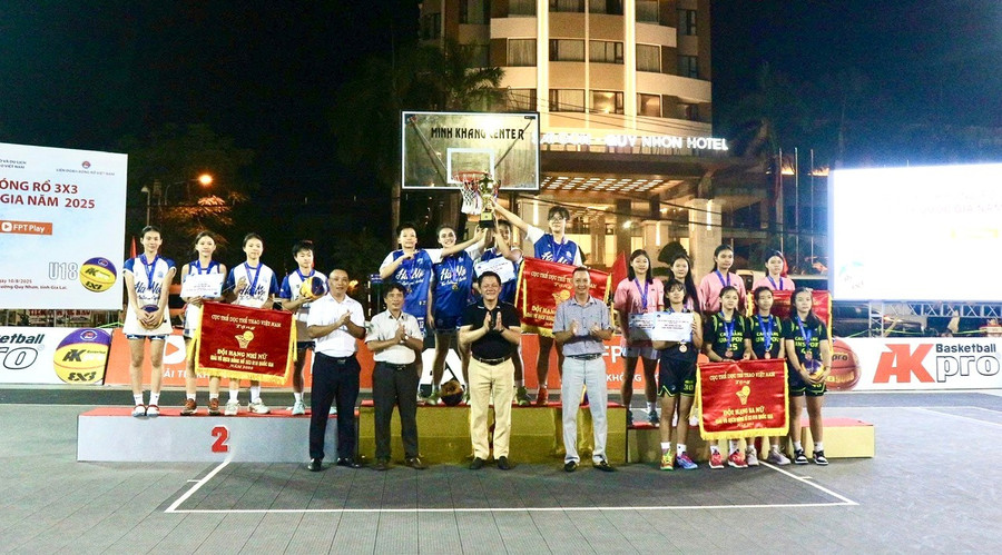 Ở nội dung nữ, đội Hà Nội 1 giành chức vô địch, đội Hà Nội 2 giành huy chương bạc, cùng nhận huy chương đồng là đội Lâm Đồng Biển Xanh và Cao Bằng Junsport. 121.jpg