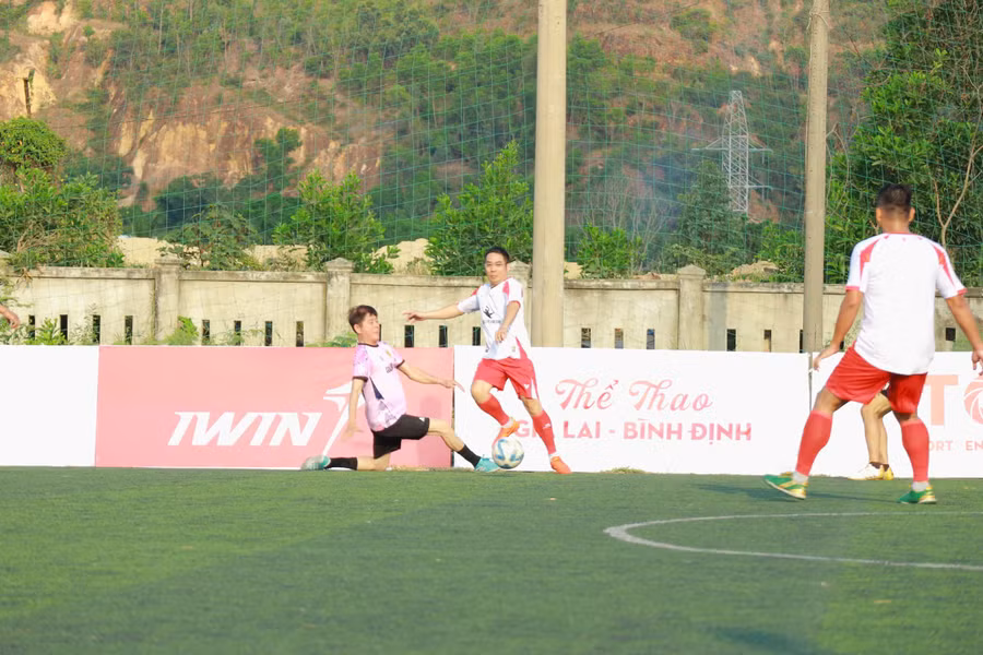 bong-da-giao-huu-giua-doi-hoi-thu-mon-binh-dinh-va-doi-hoi-thu-mon-da-nang-1.jpg