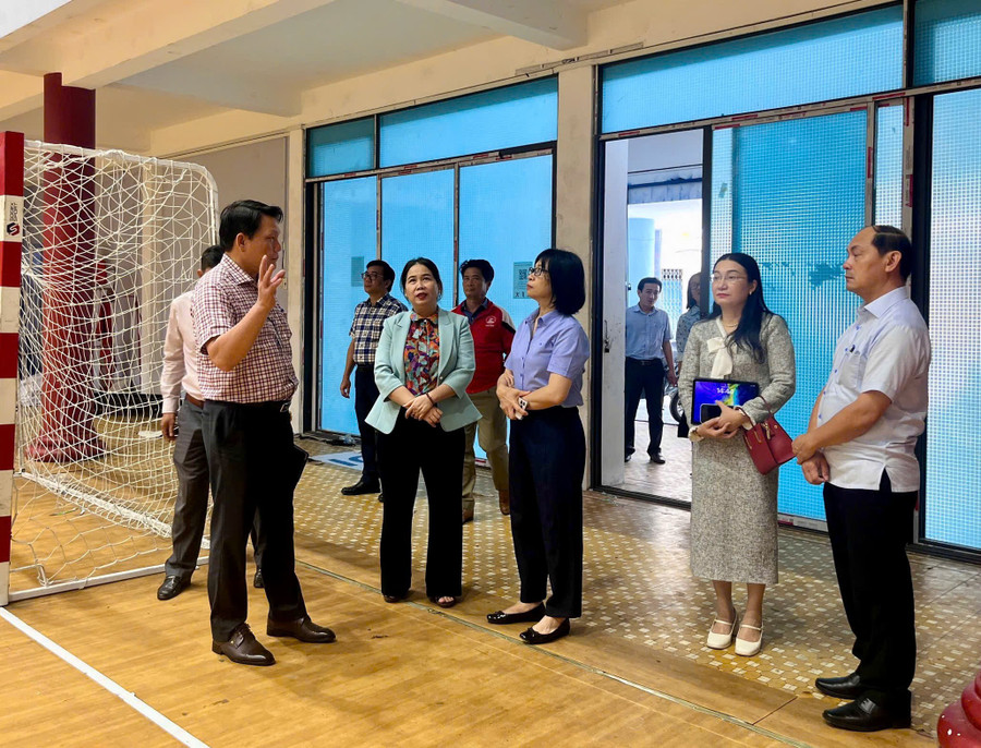 pho-chu-tich-nguyen-thi-thanh-lich-kiem-tra-co-so-vat-chat-nha-thi-dau-the-thao-tinh.jpg