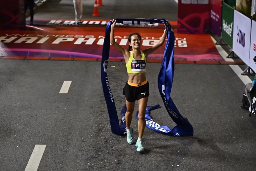 pham-thi-hong-le-lap-ky-luc-ca-nhan-tai-vnexpress-marathon-hai-phong-2025.jpg