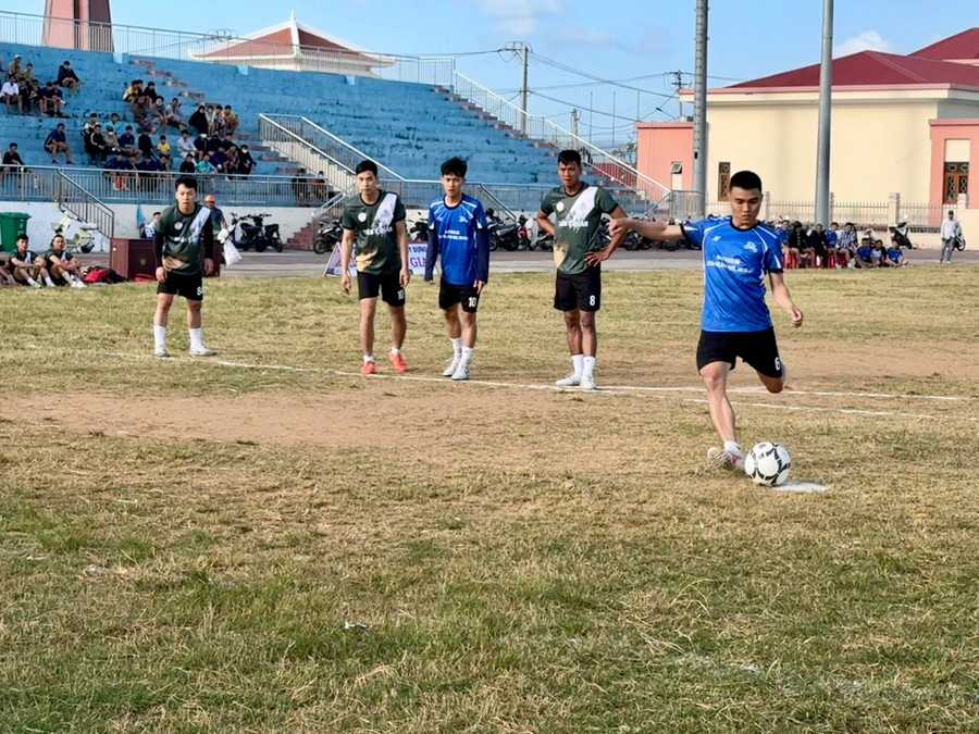 6-doi-tham-gia-giai-bong-da-thanh-nien-xa-tuy-phuoc.jpg