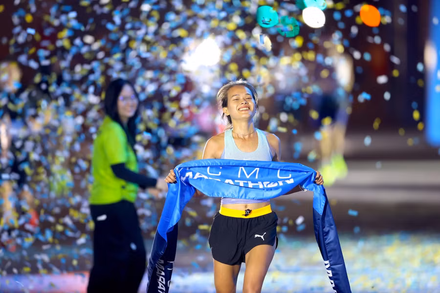 pham-thi-hong-le-vo-dich-cu-ly-full-marathon-tai-ho-chi-minh-city-marathon-2026.jpg