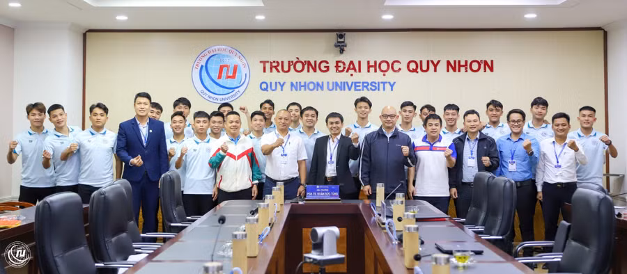 doi-bong-nam-truong-dai-hoc-quy-nhon-tham-du-giai-bong-da-thanh-nien-sinh-vien-viet-nam-nam-2026.jpg