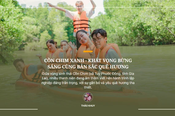 Du khách đắm mình trong cảnh sắc thiên nhiên tươi đẹp tại Cồn Chim. 