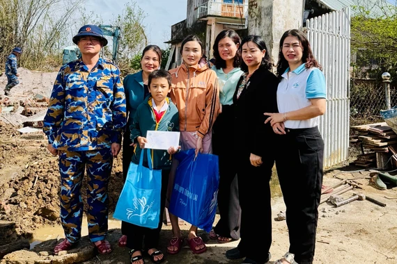Trao quà cho hội viên phụ nữ và trẻ em mồ côi tại xã Tuy Phước Đông