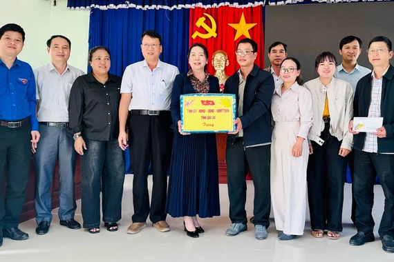 Phó Trưởng Đoàn ĐBQH tỉnh Gia Lai Lý Tiết Hạnh thăm, chúc Tết tại xã Canh Liên.