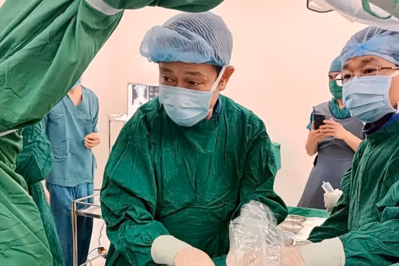 Bệnh viện Đa khoa khu vực Bồng Sơn tiếp nhận kỹ thuật tán sỏi thận qua da.