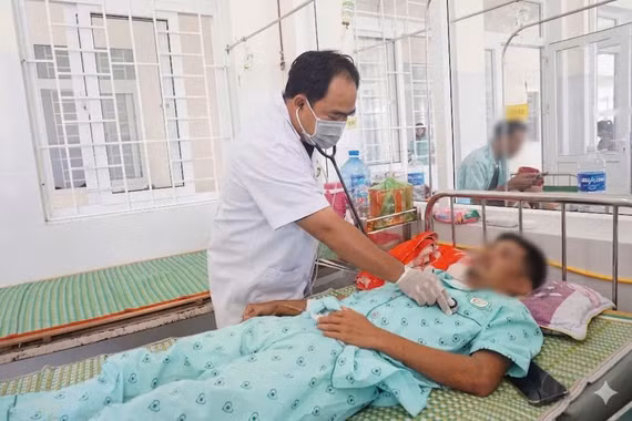 Đã có 75 trường hợp nhập viện điều trị nghi do ngộ độc từ bánh mì.
