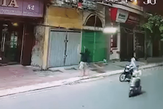 Khoảnh khắc người đàn ông hứng đỡ bé gái - ảnh cắt từ clip