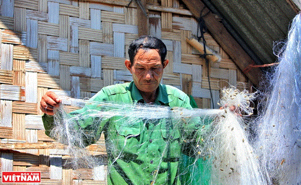 Do địa thế gần hồ Lắk nên người dân nơi đây còn có nghề chài lưới.