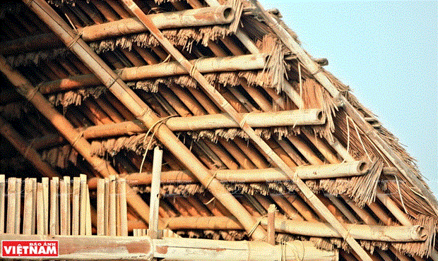 Những chiếc cột, kèo bằng tre trên mái là của nhà sàn truyền thống của người M’nông.