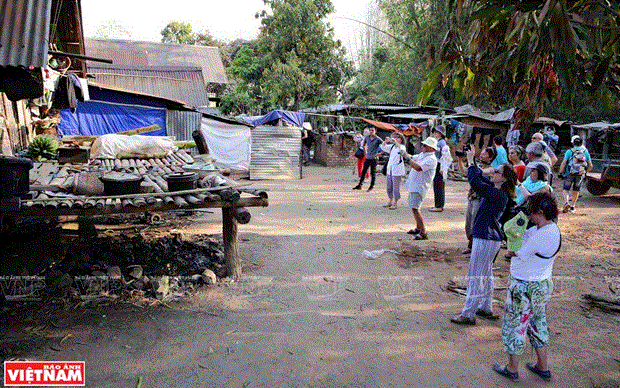 Vẻ hoang sơ của buôn M’Liêng thu hút nhiều khách du lịch nước ngoài ưa khám phá văn hóa bản địa của Tây Nguyên.