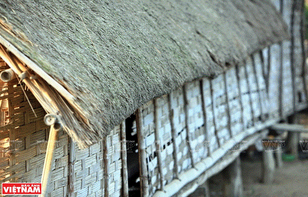 Một nếp nhà sàn gần như vẫn giữ nguyên vẹn được những nét cổ xưa như mái bằng lá, vách bằng phên liếp…