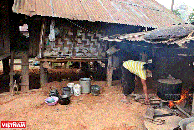 Người dân M’nông ở buôn vẫn chủ yếu sinh sống trong những nếp nhà sàn truyền thống.