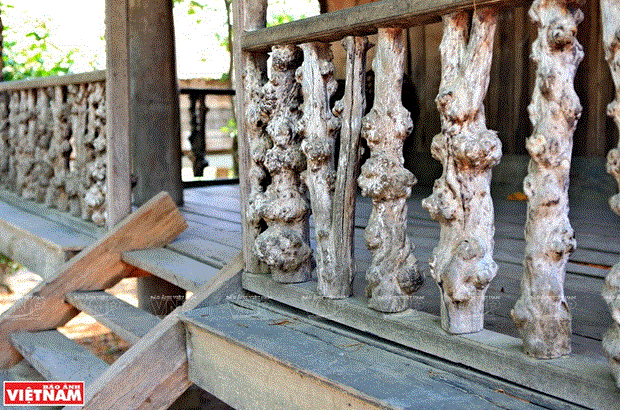 Những thanh gỗ xù xì được dùng làm viền bao quanh nhà sàn.