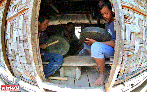 Sở Văn hóa, Thể thao và Du lịch Đắc Lắk cũng tổ chức các lớp nghiệp vụ về gìn giữ cồng chiêng, bảo tồn dân ca, sưu tầm chuyện cổ đồng bào M’nông và xây dựng đội văn nghệ dân gian cho buôn.