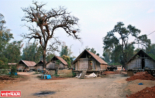 Những nếp nhà sàn dài truyền thống của người M’nông ở buôn M’Liêng.