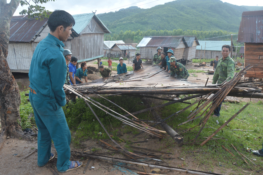 Lực lượng vũ trang luôn đi đầu trong việc giúp dân khắc phục hậu quả thiên tai. Ảnh: Phương Dung