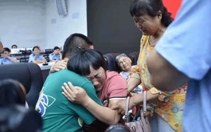 Gia đình ông Guo đoàn tụ. Ảnh: Daily Telegraph Gia đình ông Guo đoàn tụ. Ảnh: Daily Telegraph