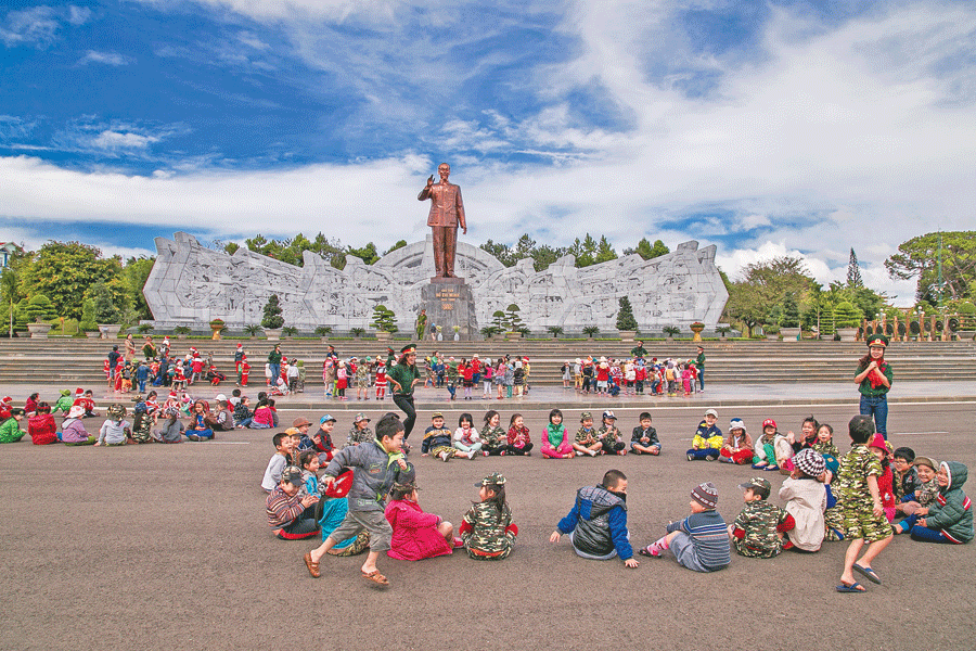 Các em thiếu nhi vui chơi tại Quảng trường Đại Đoàn Kết (TP. Pleiku). Ảnh: Nguyễn Linh Vinh Quốc