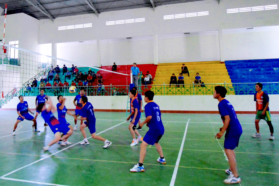 Các đội tranh tài với nhau trong ngày khai mạc. Ảnh: Hồng Thi