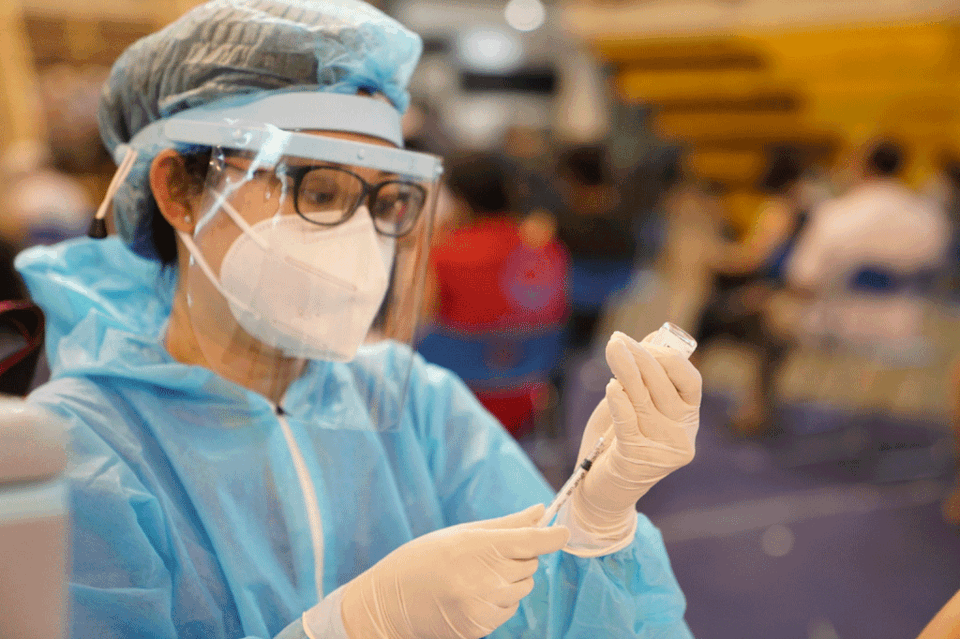 Sau khi tiêm vắc xin Covid-19, nếu sốt trên 38,5 độ C nhưng không thể hạ sốt bằng thuốc theo hướng dẫn của cơ quan y tế, người tiêm cần liên hệ với nhân viên y tế trực cấp cứu để được xử trí phù hợp. Ảnh: Duy Tính