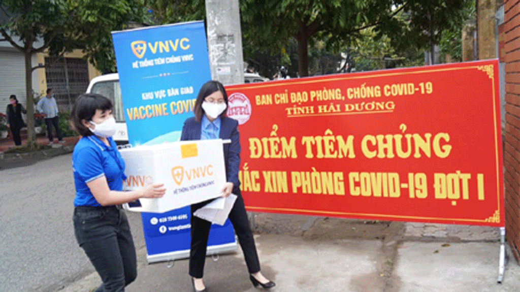 Việt Nam đang đẩy nhanh tiến độ tiêm vắc xin Covid-19 cho nhóm ưu tiên. Quá trình phân phối vắc xin tuân thủ nghiêm ngặt về điều kiện bảo quản - ẢNH NGỌC THẮNG Việt Nam đang đẩy nhanh tiến độ tiêm vắc xin Covid-19 cho nhóm ưu tiên. Quá trình phân phối vắc xin tuân thủ nghiêm ngặt về điều kiện bảo quản - ẢNH NGỌC THẮNG