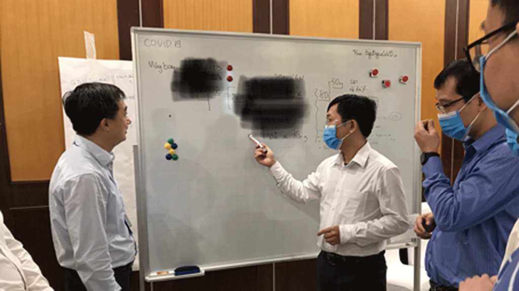 Thực hiện truy vết phát hiện các ca tiếp xúc gần bệnh nhân Covid-19 trên các chuyến bay nhập cảnh về từ vùng dịch. ẢNH LIÊN CHÂU