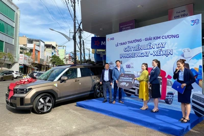 Khách hàng MB Gia Lai trúng ô tô Hyundai Santa Fe New 2024 trị giá hơn 1 tỷ đồng 