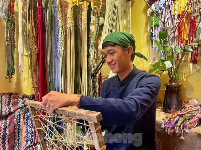Lê Kim - Kim Macrame, 28 tuổi, ở đường Nguyễn Thái Học, TP. Hội An, đã làm nghề được 6 năm. Ảnh: Ngọc Thắm chang-trai-dd.jpg