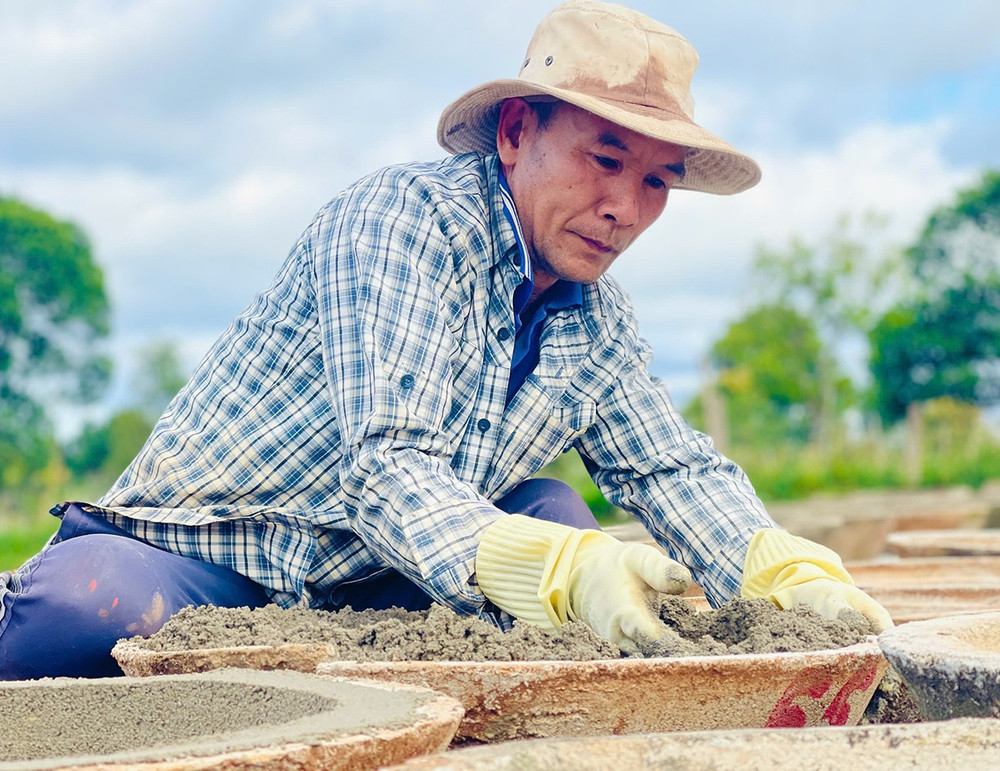 Anh Hoàng Văn Yến (phường Thắng Lợi, TP Pleiku) kiên trì học cách đúc chậu để phát triển dòng hoa cúc chậu. Ảnh: T.D 3them-anh-hoang-van-yen-phuong-thang-loi-tp-pleiku-kien-tri-hoc-cach-duc-chau-de-phat-trien-dong-hoa-cuc-chau-a-td.jpg