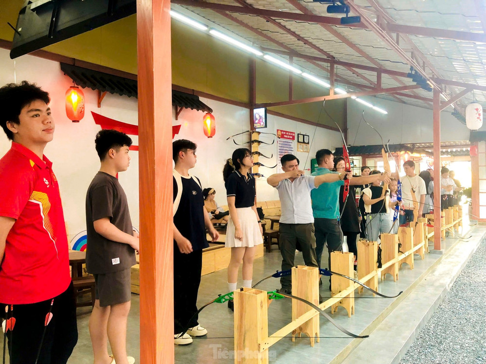 Ghi nhận của PV Tiền Phong, tại một quán cà phê trên đường Võ Nghĩa (quận Sơn Trà, TP. Đà Nẵng), đông đảo giới trẻ, du khách hào hứng thưởng thức cà phê và tập bắn cung tại đây. Ghi nhận của PV Tiền Phong, tại một quán cà phê trên đường Võ Nghĩa (quận Sơn Trà, TP. Đà Nẵng), đông đảo giới trẻ, du khách hào hứng thưởng thức cà phê và tập bắn cung tại đây.