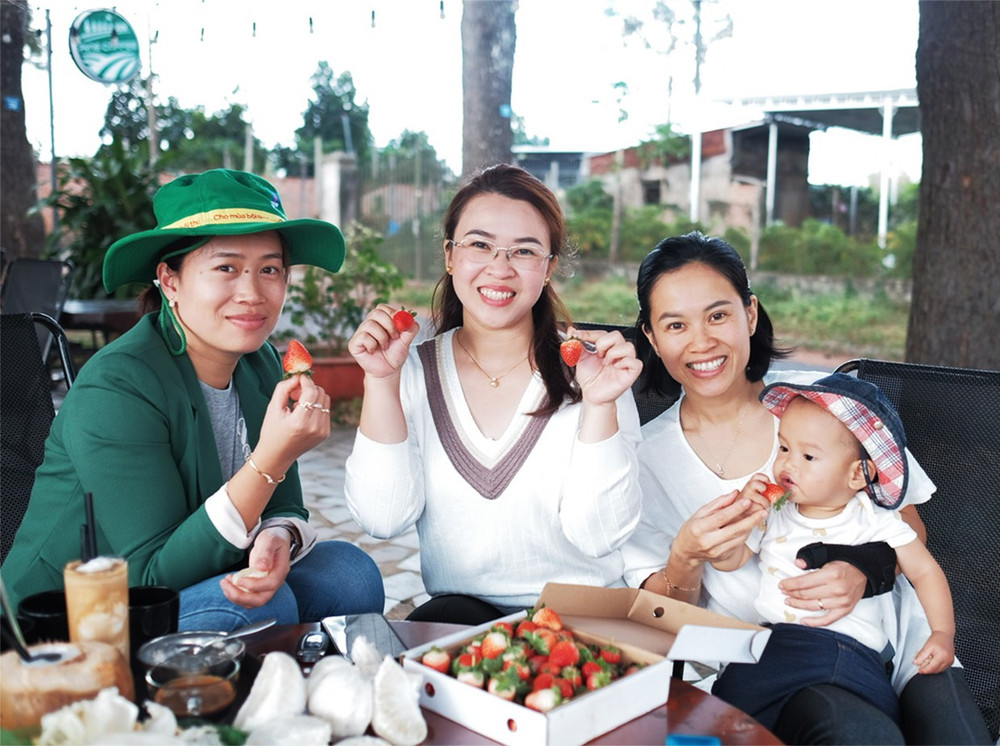 Chị Phan Thị Hoài Thu (thứ 2 từ trái sang) giới thiệu sản phẩm nông nghiệp hữu cơ với khách hàng. Ảnh: P.L 1bg-chi-phan-thi-hoai-thu-thu-2-tu-trai-sang-chu-nong-trai-upes-garden-gioi-thieu-san-pham-nong-nghiep-huu-co-den-voi-khach-hang.jpg