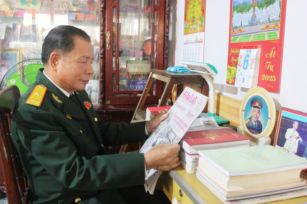 Mặc dù tuổi đã cao nhưng ông Vi Văn Khiếm vẫn đọc báo mỗi ngày để cập nhật tin tức. Ảnh: V.C 1them-mac-du-o-tuoi-74-nhung-ong-vi-van-khiem-van-doc-bao-gia-lai-moi-ngay-de-cap-nhat-tin-tuc-anh-vu-chi.jpg