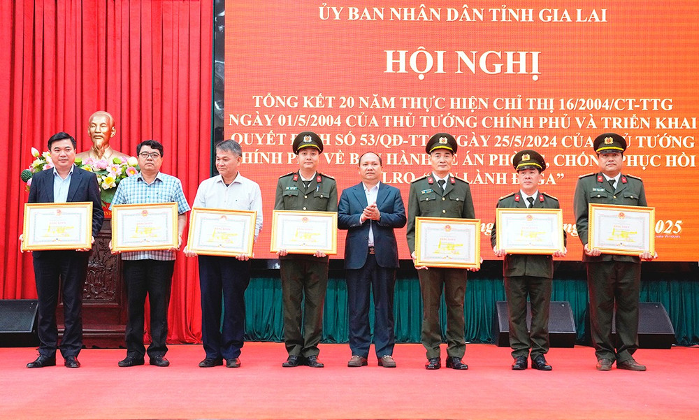 Phó Bí thư Tỉnh ủy, Chủ tịch UBND tỉnh Rah Lan Chung (thứ 4 từ phải sang) tặng bằng khen cho các tập thể, cá nhân. Ảnh: H.T 44-1346.jpg