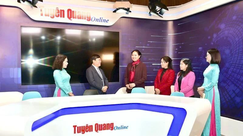 Đồng chí Bí thư Tỉnh ủy Hà Thị Nga thăm phòng studio của Báo Tuyên Quang. bao-tuyen-quang.jpg