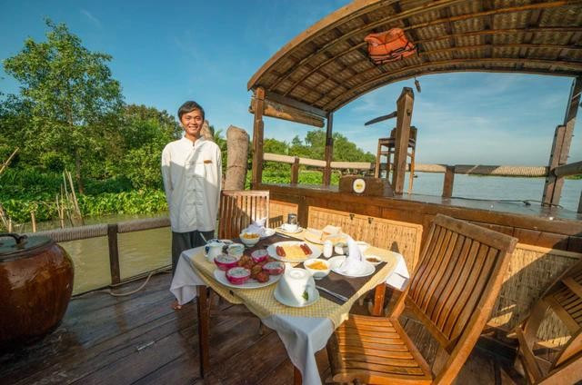 Tham quan 2 ngày 1 đêm trên tàu Sông Xanh Sampan theo phong cách sông nước miền Tây Tham quan 2 ngày 1 đêm trên tàu Sông Xanh Sampan theo phong cách sông nước miền Tây