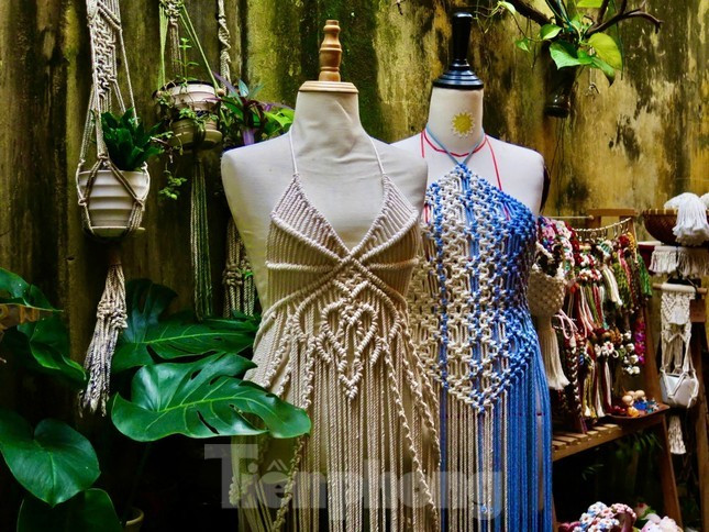 Sợi cotton, với ưu điểm về độ mềm và độ rủ, là chất liệu hoàn hảo để thắt những chiếc váy mang vẻ đẹp tinh tế và sự thoải mái cho người mặc. Ảnh: Ngọc Thắm 3changtrai.jpg