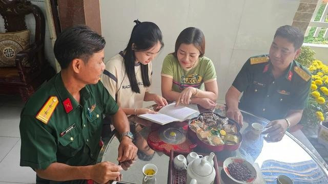 Cha mẹ Trúc khoe những nét chữ đẹp của con gái cho đại diện Ban Chỉ huy quân sự TP.Trà Vinh (bìa phải) trước ngày giao quân Cha mẹ Trúc khoe những nét chữ đẹp của con gái cho đại diện Ban Chỉ huy quân sự TP.Trà Vinh (bìa phải) trước ngày giao quân