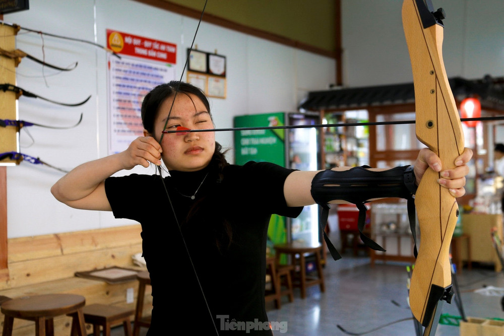 Bùi Thị Kim Yến (sinh viên Trường ĐH Kinh tế Đà Nẵng) cho biết: Mỗi ngày vào giờ rảnh, mình thường đến đây tập bắn cung để thư giãn sau những buổi học. "Môn bắn cung không chỉ rèn luyện về thể chất, mà còn giúp mình phát triển các kỹ năng như sự tập trung, kiên nhẫn và bình tĩnh." Kim Yến cho biết. Bùi Thị Kim Yến (sinh viên Trường ĐH Kinh tế Đà Nẵng) cho biết: Mỗi ngày vào giờ rảnh, mình thường đến đây tập bắn cung để thư giãn sau những buổi học. "Môn bắn cung không chỉ rèn luyện về thể chất, mà còn giúp mình phát triển các kỹ năng như sự tập trung, kiên nhẫn và bình tĩnh." Kim Yến cho biết.